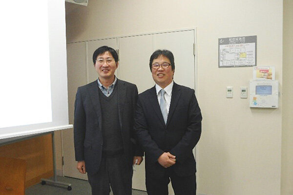 徳山さん（右）と本学教員の王教授（左）